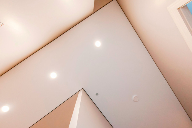 EuroKRAAB-Decken mit Schattenfuge zur Wand